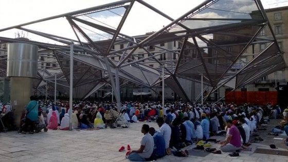 Ramadan: migliaia a Napoli. L'Imam: "Siamo popolo di mille colori"