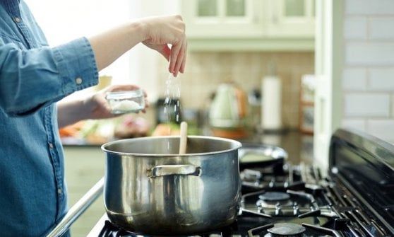 Sale, l’eccesso fa male a ogni età