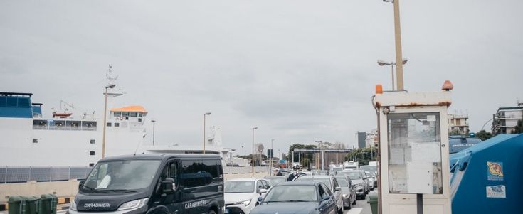 Coronavirus, l'odissea dei siciliani bloccati nello Stretto: Due Intercity non vanno in Sicilia