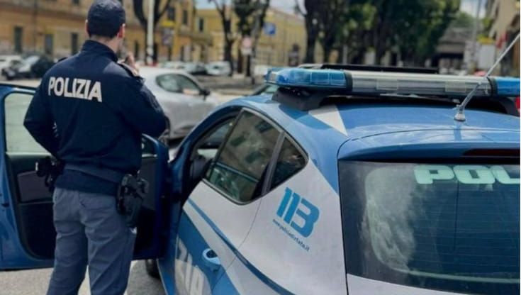 “Aiuto, il mio compagno vuole uccidermi”. Si rifugia dai vicini e chiama la polizia. Uomo arrestato