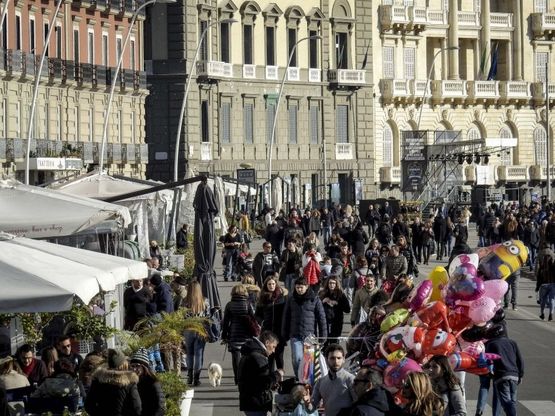 Ultimo giorno dell'anno, folla sul lungomare e nelle vie dei baretti