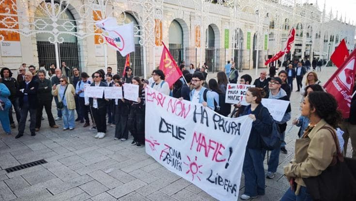 Bari in piazza contro le mafie, studenti in presidio a pochi passi dalla sparatoria del giorno prima
