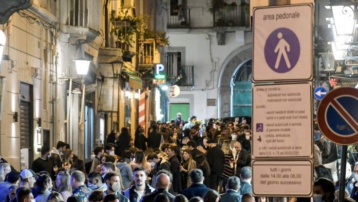Napoli, feste coi divieti, controlli anti-Covid per fermare la movida selvaggia