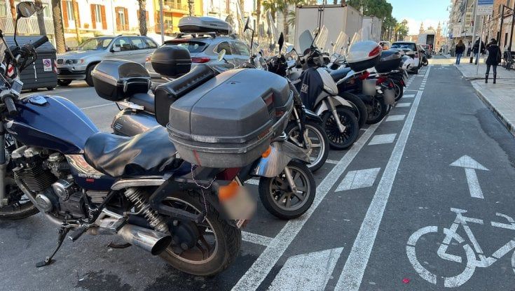 Bari, trovare parcheggio in centro è diventato complicato anche per gli scooter: "I posti non bastano e in primavera si rischia il caos"