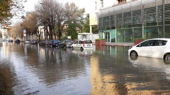 Milano, si rompe condotta d'acqua: allagata piazza Belfanti