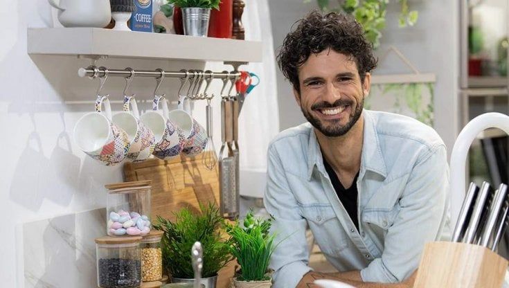 Il Natale light con le ricette di Marco Bianchi: la cassoeula vegan e il vitello tonnato di pane