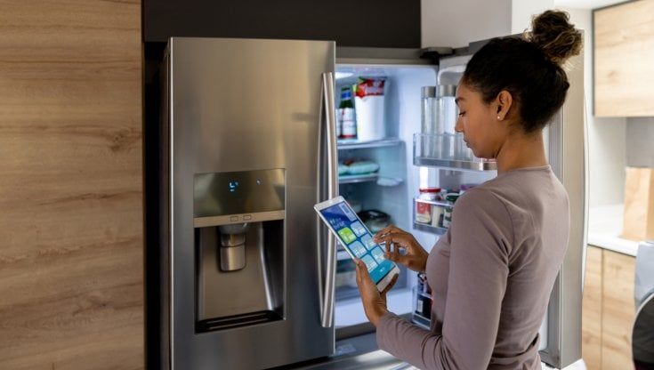 Casa connessa: bene frigoriferi e lavatrici, cala l’interesse per i display smart 