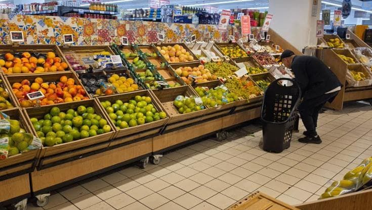 La corsa dei supermercati a riempire i magazzini: “Scorte fino a domenica”