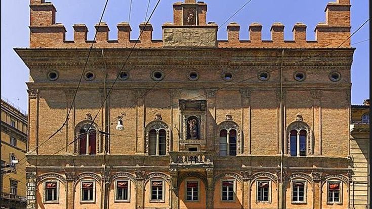 Il palazzo che tutti vedono e nessuno conosce davvero: un libro svela la dimora degli Strazzaroli