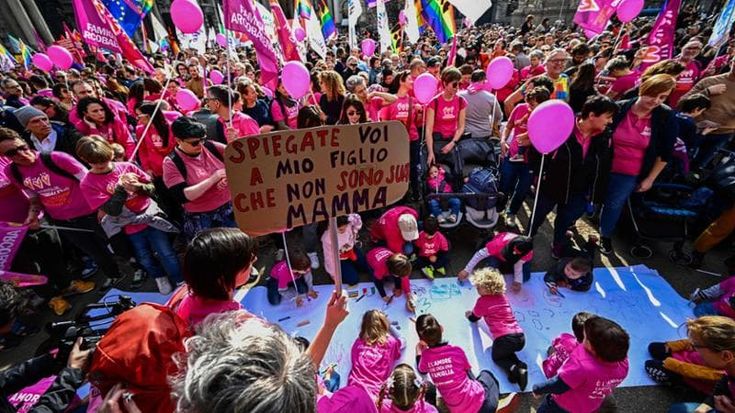 La gioia delle due mamme: “Nostra figlia registrata, che grande emozione”