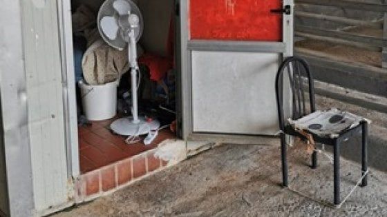 Bari, immigrati pagati 2,50 euro all'ora e sistemati in container nel mattatoio: arrestato 63enne