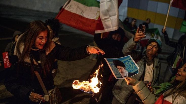 Iran, l’astensione dei soli 5S alla mozione bipartisan, domani sinistra in piazza