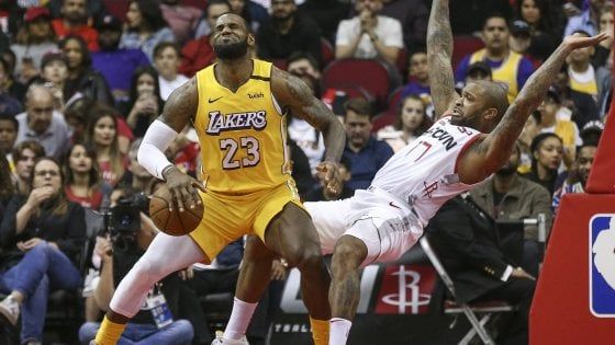 Nba: i Lakers battono Houston senza Davis, Milwaukee piega Brooklyn