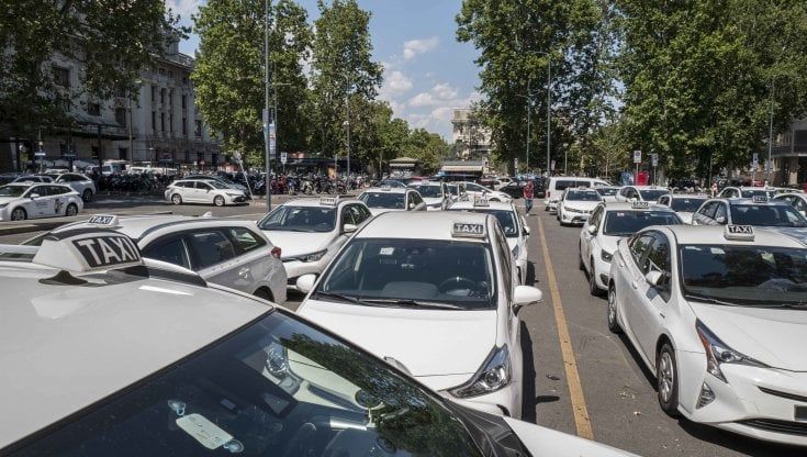 Nuova protesta (a sorpresa) dei tassisti, a Milano impossibile trovare un'auto: "Il 90% di noi si è fermato"