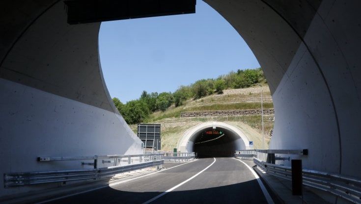 Sulla A1 si stacca cavo di acciaio in galleria, danneggiate 50 auto