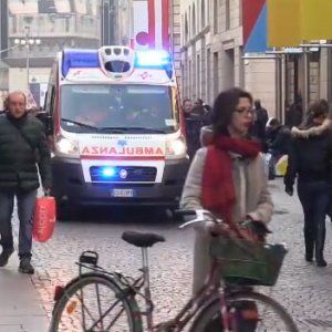 Milano, emergenza freddo: clochard trovato morto tra le vetrine di piazza San Babila