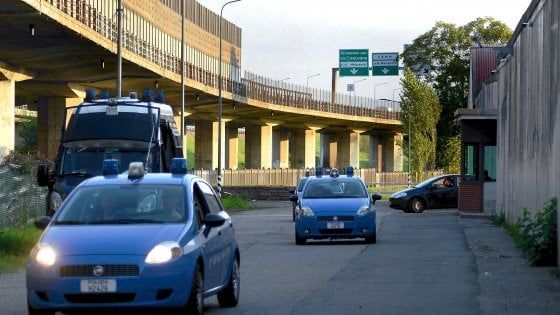 Nel Cpr di via Corelli migranti in rivolta sui tetti: due tentano la fuga, quattro ospiti feriti