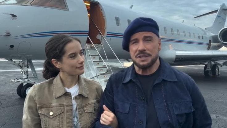 John Travolta arriva a Cannes pilotando il suo aereo privato