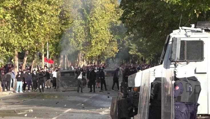 Albania, cortei a Tirana: scontri tra manifestanti e polizia