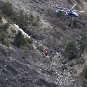 I punti oscuri del volo maledetto, dalla cabina di pilotaggio bloccata, al mancato allarme e poi la perdita di quota 