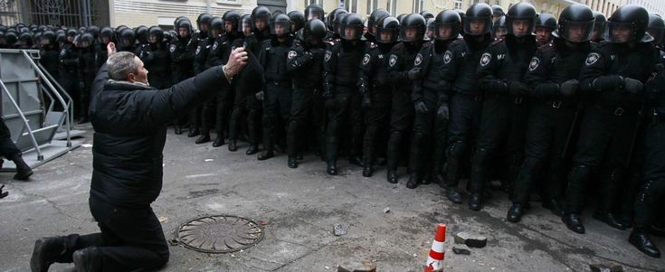 Ucraina, teste cuoio in azione: cariche e manganelli. Manifestanti occupano municipio