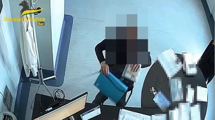 “Sulle banconote non c’è mica scritto tangente”: le telefonate tra dirigenti Asl Bari e imprenditori