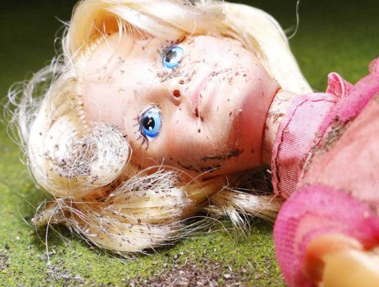 Se anche Barbie &egrave; vittima di violenza: il fotoprogetto