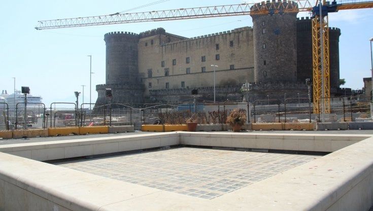  Piazza Municipio ripulita da Anm e Asìa: "Segnalate il degrado"