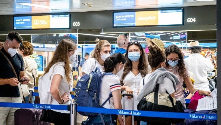 Covid, stretta sui turisti dell'area Schengen: più controlli negli aeroporti