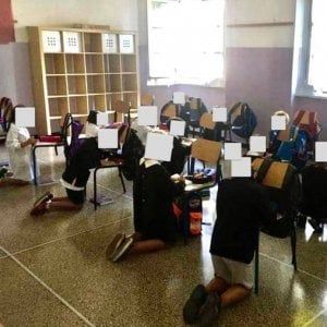 Genova, bambini in ginocchio a scuola per scrivere sulle sedie, arrivati i banchi, ma infuria la battaglia politica