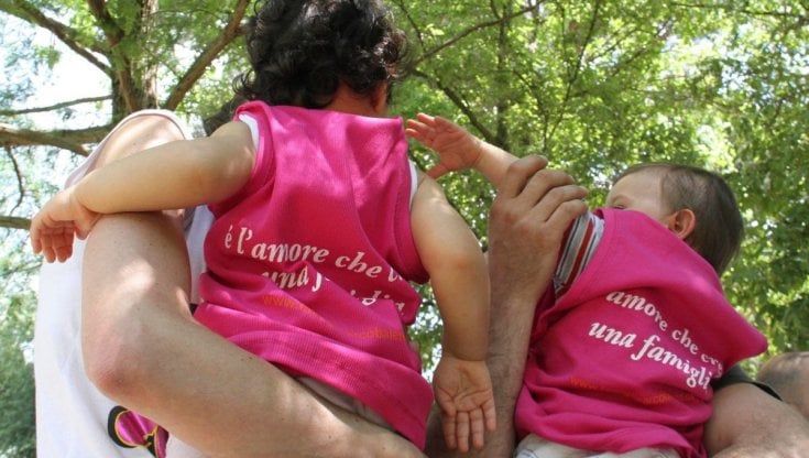 Coppia di donne si separa, e una delle due non può più vedere le figlie