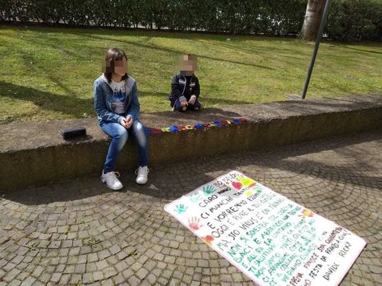 Bologna, il nonno è "lontano" per colpa del coronavirus: la sorpresa dei tre nipotini sotto il suo balcone