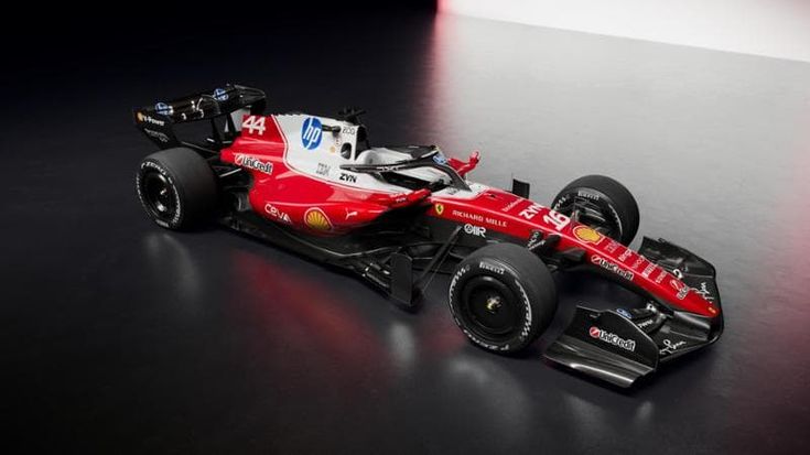 Rossa con tanto bianco, torna la vernice lucida: ecco la nuova Ferrari per il Mondiale 2026