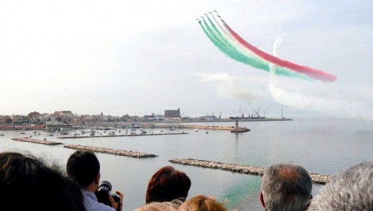 Frecce tricolori a Bari (ma anche a Giovinazzo, Molfetta e Vieste): dopo due anni di stop per Covid tornano le manifestazioni aeree