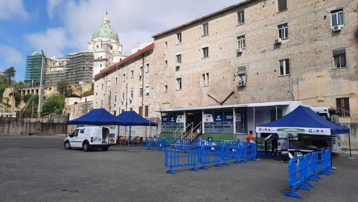 Napoli, vaccini nel camper al Rione Sanità
