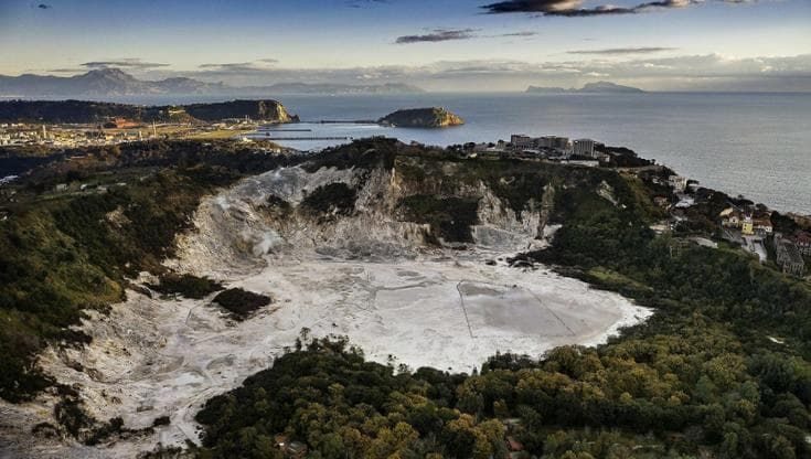 Campi Flegrei, ecco il "motore" del bradisismo: gas e calore spingono la terra verso l'alto