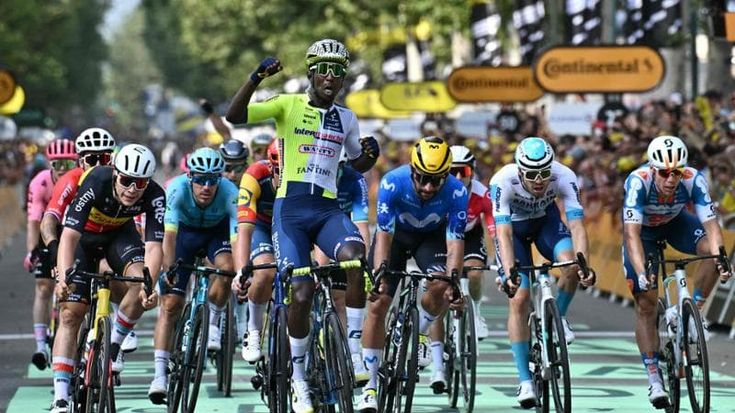Girmay vince a Torino, è la prima volta dell’Eritrea al Tour de France. Carapaz nuova maglia gialla