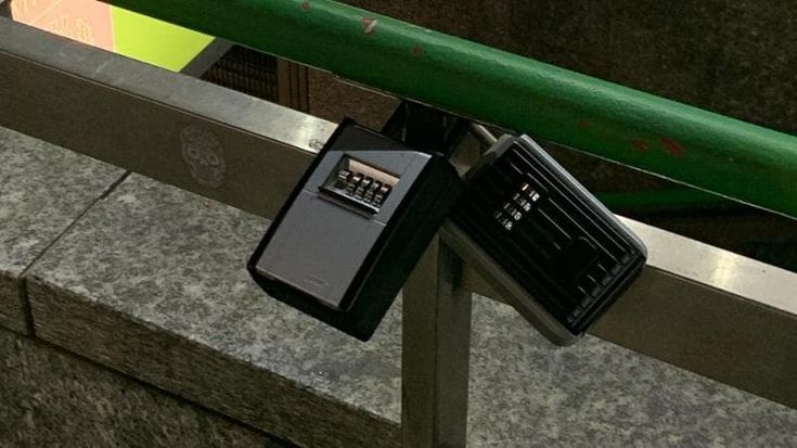 “Fermiamo i lockbox con le chiavi per gli alloggi di Airbnb a Milano. Ormai sono attaccati ovunque”. La proposta in Consiglio Comunale