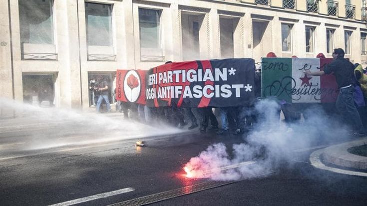 Remigration, la protesta dei giovani dei collettivi: momenti di tensione e inno alla Resistenza