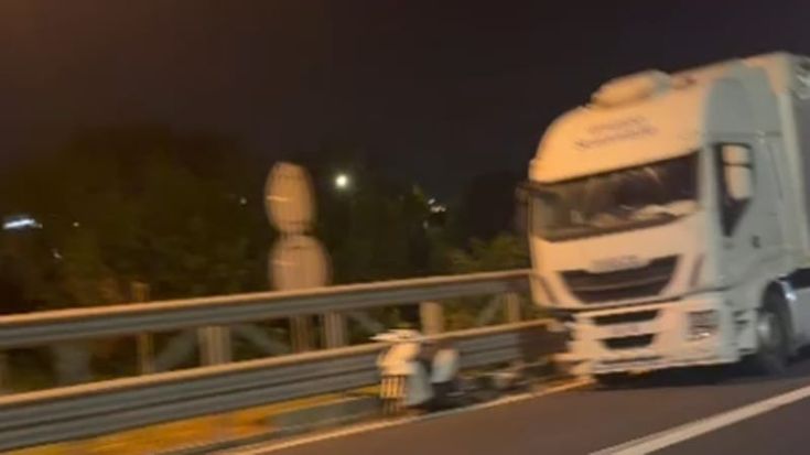 Tragedia sul Raccordo Anulare, donna in scooter muore dopo lo scontro con un tir