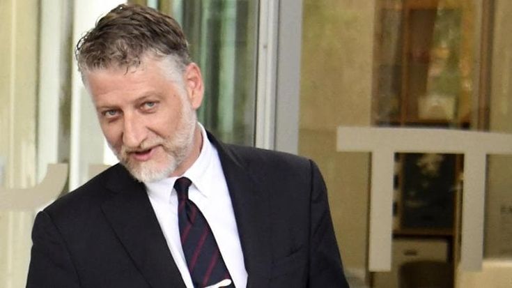 Meloni vede Giuli, fiducia rinnovata. Il ministro: “Proteggimi da Fazzolari”