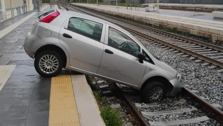 Bari, entra in stazione con l’auto e finisce sui binari: treni in ritardo di ore