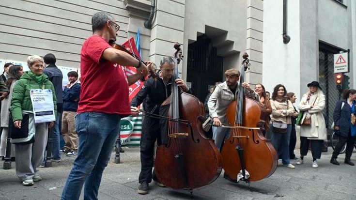 Scala, la protesta fa saltare la prima del Faust e diventa uno spettacolo: “Non sono capricci”
