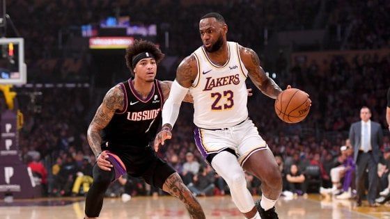 Basket, Nba: vincono Lakers e Milwaukee, New York sorprende Portland