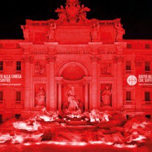 Roma, Fontana di Trevi si tinge di rosso per i martiri cristiani