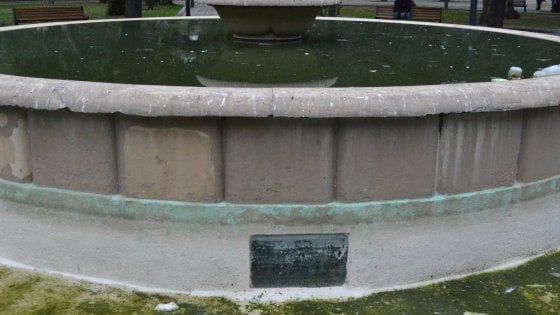Bari, la guerra dei ricorsi sulle fontane: ferme da tre mesi, nelle vasche rifiuti e polemiche
