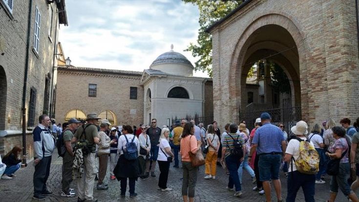 Ravenna, Dante è per sempre. Da tre anni la lettura perpetua della Divina Commedia sulla tomba del Sommo Poeta