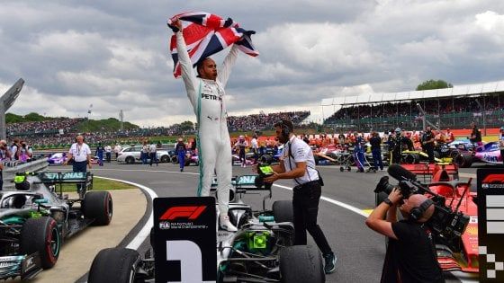 F1, a Silverstone trionfa Hamilton. Bottas secondo, Leclerc terzo. Disastro Vettel, è solo 16°