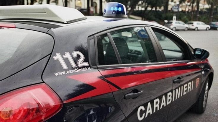 Cade da 3 metri mentre lavora in nero: gli imprenditori non lo soccorrono e lo abbandonano in strada