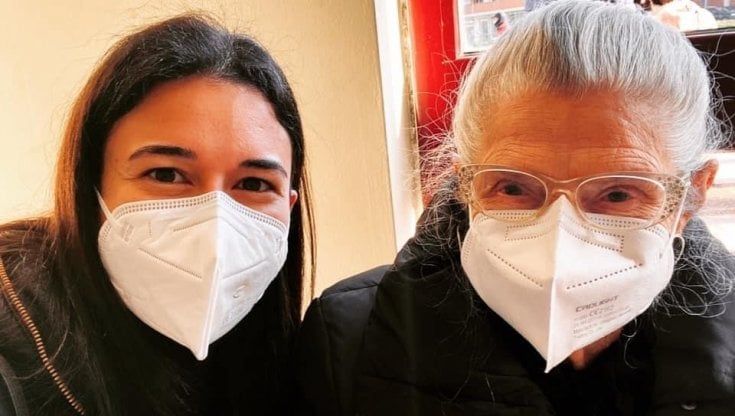 Coronavirus, la specializzanda accompagna la nonna 91 a fare il vaccino: "Non la vedevo da 6 mesi"